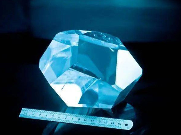LBO晶体的 10 个基本方面：其特性、应用和制造的详细指南
